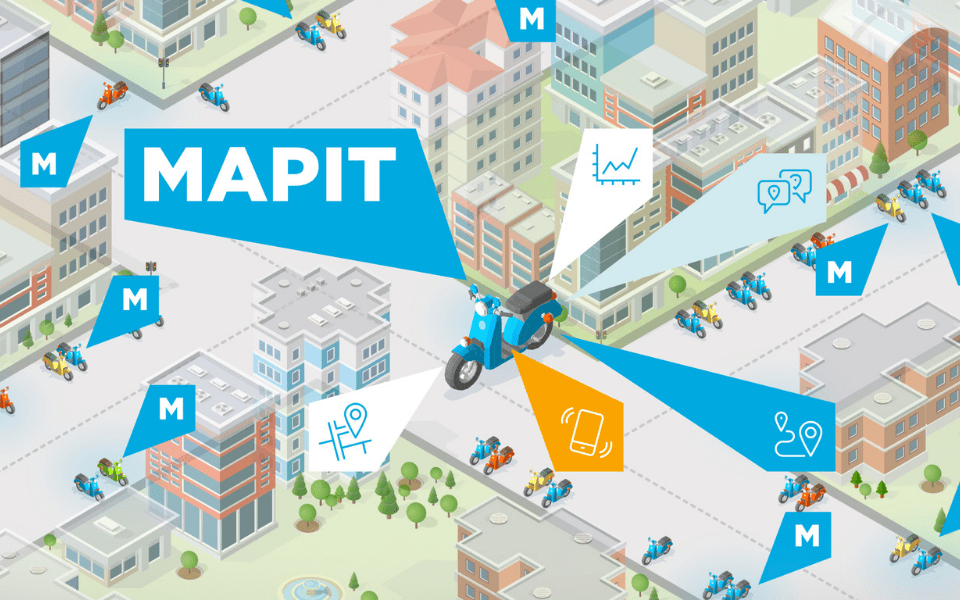 Ilustración gráfica de una ciudad con edificios y parques donde en el centro hay una ilustración de una moto scooter azul con varias etiquetas con la forma del logotipo que salen de la moto indicando las funcionalidades de Mapit. En el resto de la ciudad hay más logotipos azules de Mapit.